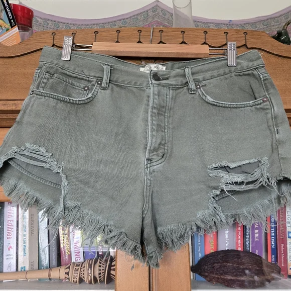 Free People Sz 31- Loving Good Vibrations cutoff shorts - Picture 8 of 10